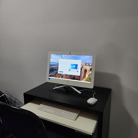 Modern 2 Bedroom Basement Suite At West เอดมันตัน ภายนอก รูปภาพ