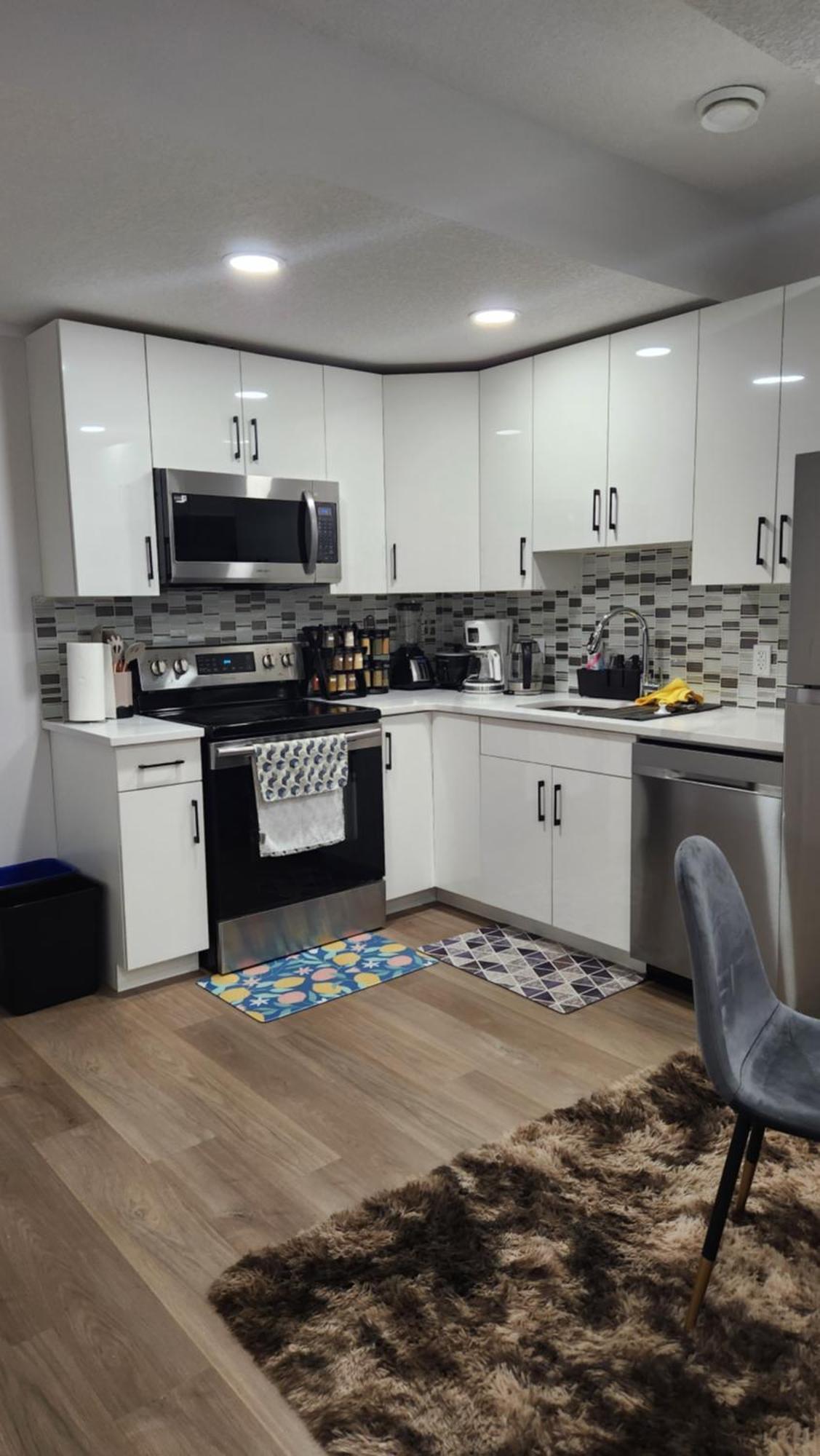 Modern 2 Bedroom Basement Suite At West เอดมันตัน ภายนอก รูปภาพ