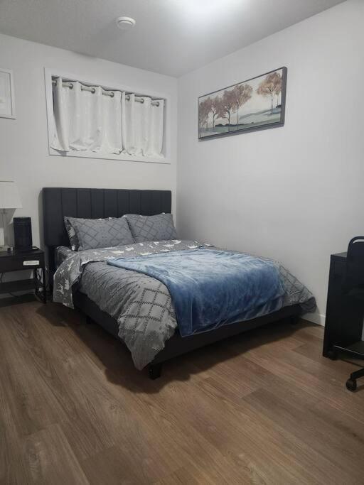 Modern 2 Bedroom Basement Suite At West เอดมันตัน ภายนอก รูปภาพ